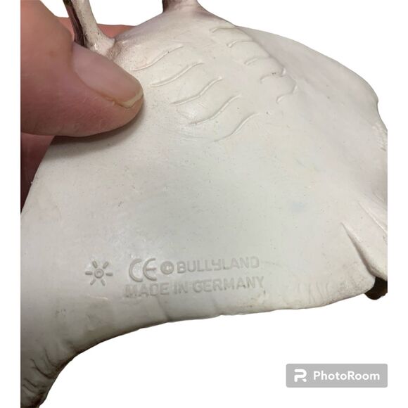 Dive Deep into Vintage Charm: Hand-Painted Bullyland Mantaray (Made in Germany) - Picture 3 of 3